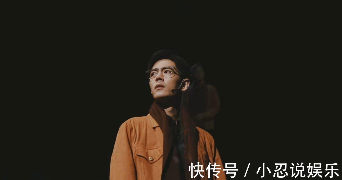 条啄木鸟 充满海绵状的条啄木鸟空气腔