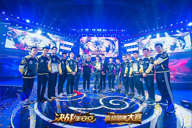 壮志凌云啄木鸟 帮助树木长得异常高大