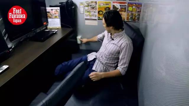 困困小狗 打哈欠伸懒腰的困困小狗样子