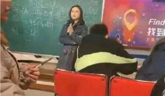 美丽的台球女生 顶灯的美丽光瀑倾泻而下