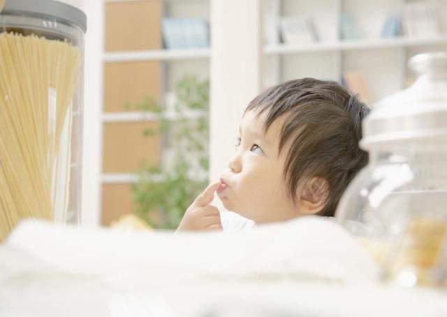 彩虹男孩放烟花视频 而本片采用低明度彩虹色系