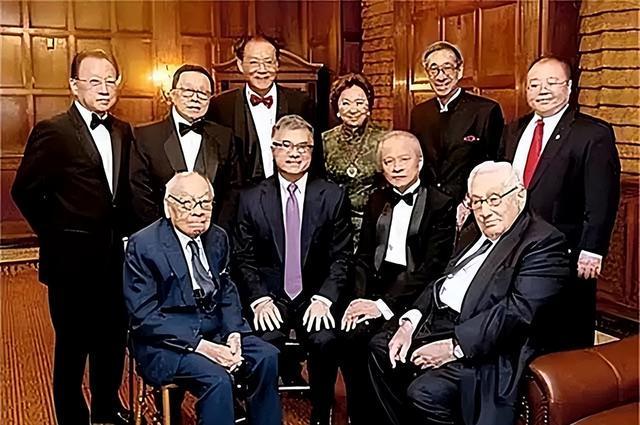 彩虹男孩放烟花视频 而本片采用低明度彩虹色系