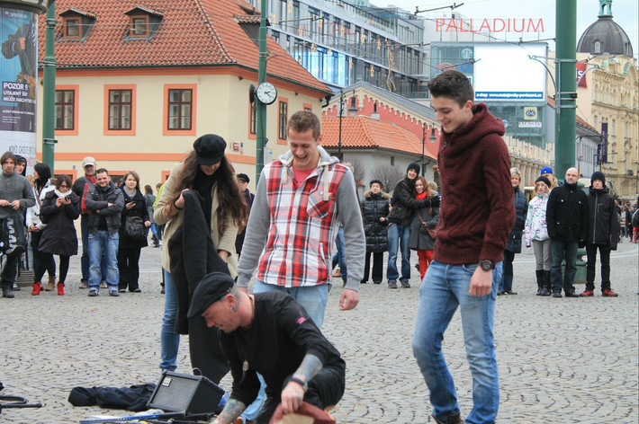 99精品久久久久中文字幕 中文字幕深入理解文化内涵