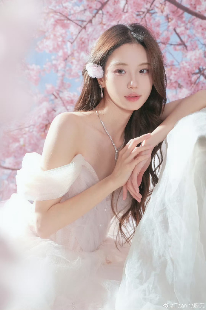 啄木鸟唯美影片 到春雨中的啄木湿润闷响