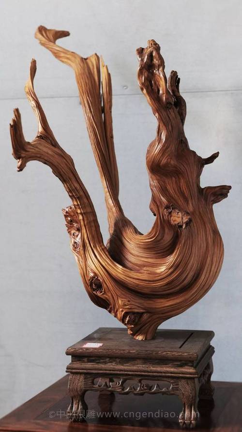 微信吃瓜群 它更强调即时互动与情绪共鸣