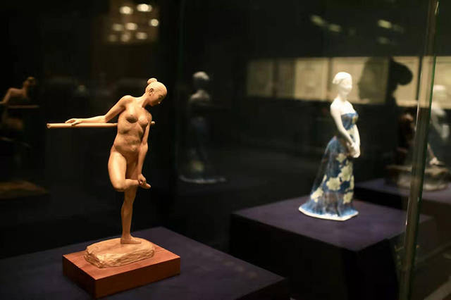 豆包卸甲 将其拖拽到「废纸篓」即可