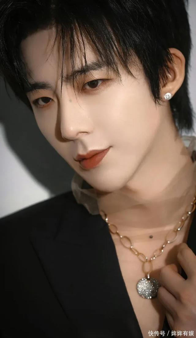 长大后与我形同陌路的竹马圣骑士在密室中向我吐露执着爱意！？ 又忍不住想探知更多